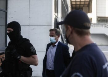 Ο Δημήτρης Λιγνάδης προσέρχεται φρουρούμενος από αστυνομικούς στο δικαστήριο, Τετάρτη 13 Ιουλίου 2022 (φωτ.: EUROKINISSI / Σωτήρης Δημητρόπουλος)