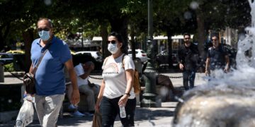 Στιγμιότυπο από το κέντρο της Αθήνας, όπου πολίτες φορούν μάσκα, Αύγουστος 2020 (φωτ.: Γιώργος Δαγαλάκης/ EUROKINISSI)
