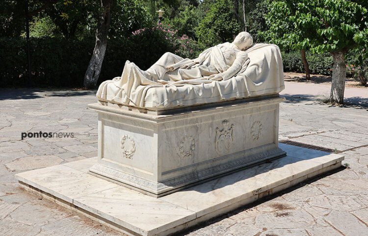 Η μαρμάρινη λάρνακα με τα οστά του Αλέξανδρου Υψηλάντη, στο Πεδίον του Άρεως στην Αθήνα (φωτ.: Κώστας Κατσίγιαννης)