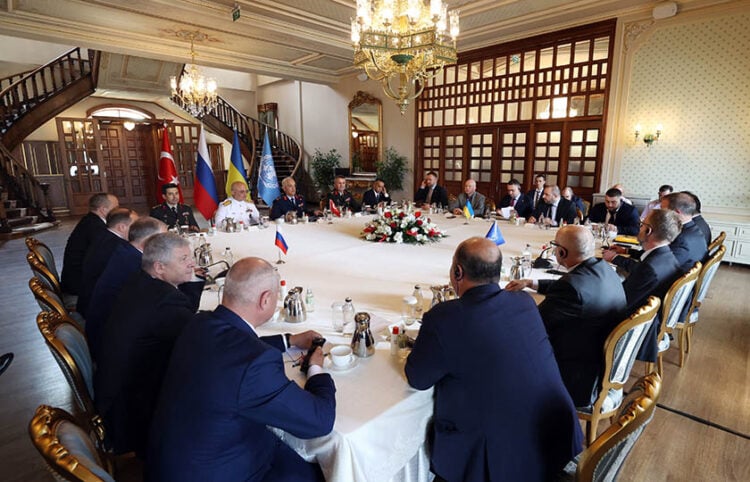 Εμπειρογνώμονες της Τουρκίας, της Ρωσίας και της Ουκρανίας, παρουσία εκπροσώπων των Ηνωμένων Εθνών, στις συνομιλίες για τα σιτηρά που έχουν μπλοκαριστεί στα λιμάνια της Ουκρανίας (φωτ.: Υπουργείο Άμυνας Τουρκίας)