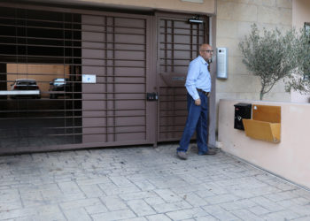 Ο βουλευτής της ΝΔ Μπάμπης Παπαδημητρίου στην είσοδο της πολυκατοικίας του (φωτ.: ΑΠΕ-ΜΠΕ / Γιώργος Βιτσαράς)
