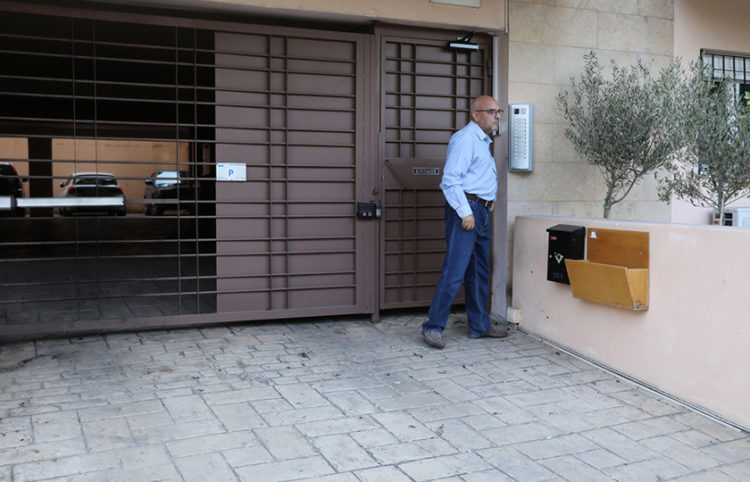 Ο βουλευτής της ΝΔ Μπάμπης Παπαδημητρίου στην είσοδο της πολυκατοικίας του (φωτ.: ΑΠΕ-ΜΠΕ / Γιώργος Βιτσαράς)
