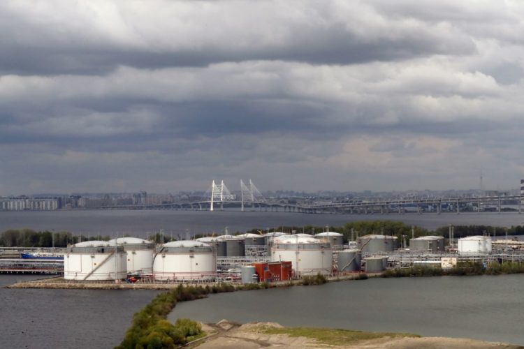 Λήψη της εταιρείας Oil Terminal στην Αγία Πετρούπολη (φωτ. αρχείου: EPA / Anatoly Maltsev)