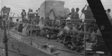 Πρόσφυγες από τη Σμύρνη στην πλώρη αμερικανικού αντιτορπιλικού (φωτ.: Συλλογή Thomas Kinkaid, The Naval History and Heritage Command, πηγή: «Η Μεγάλη Φωτιά»)