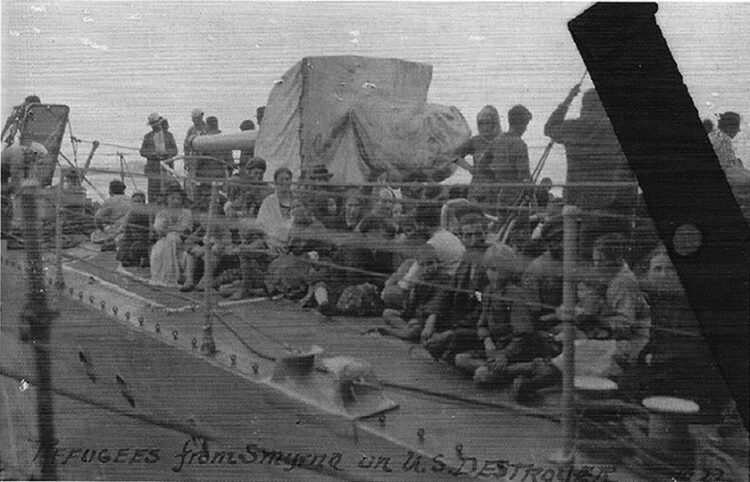 Πρόσφυγες από τη Σμύρνη στην πλώρη αμερικανικού αντιτορπιλικού (φωτ.: Συλλογή Thomas Kinkaid, The Naval History and Heritage Command, πηγή: «Η Μεγάλη Φωτιά»)