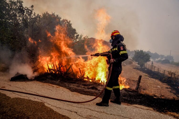 Πυροσβέστης στην περιοχή Ρογκάδα των Βατερών, στη Λέσβο. Σάββατο 23 Ιουλίου 2022  (φωτ.: Παναγιώτης Μπαλάσκας / EUROKINISSI)