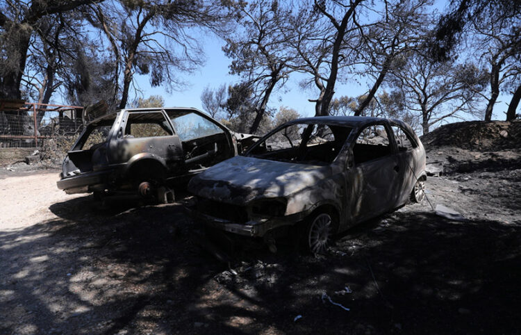 Καμένα αυτοκίνητα, μετά τη χθεσινή πυρκαγιά που ξέσπασε στο Νταού Πεντέλης και πήρε ανεξέλεγκτες διαστάσεις (φωτ.: ΑΠΕ-ΜΠΕ / Γιώργος Βιτσάρας)