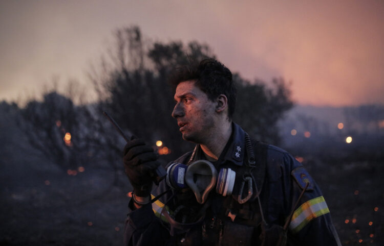 Πυροσβέστες επιχειρούν στην κατάσβεση πυρκαγιάς στην Πεντέλη (φωτ.: ΑΠΕ-ΜΠΕ / Κώστας Τσιρώνης)