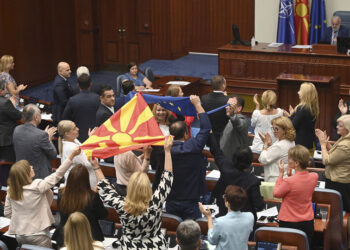 Βουλευτές πανηγυρίζουν μετά την έγκριση της πρότασης (φωτ.: EPA / Georgi Licovski)