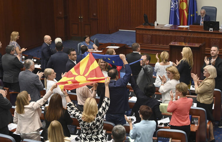 Βουλευτές πανηγυρίζουν μετά την έγκριση της πρότασης (φωτ.: EPA / Georgi Licovski)
