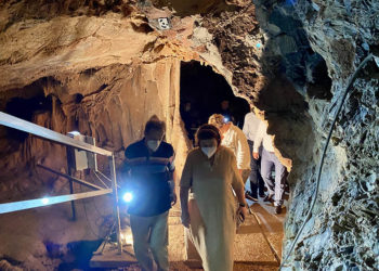 Η Λίνα Μενδώνη στο Σπήλαιο Πετραλώνων (φωτ.: υπουργείο Πολιτισμού και Αθλητισμού)