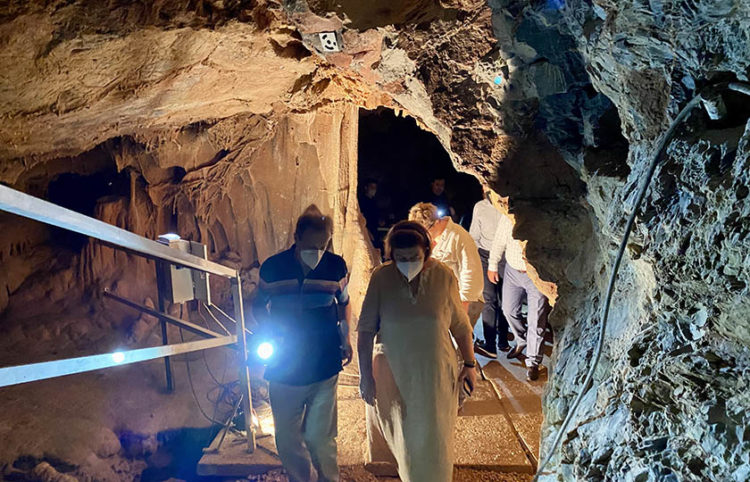 Η Λίνα Μενδώνη στο Σπήλαιο Πετραλώνων (φωτ.: υπουργείο Πολιτισμού και Αθλητισμού)