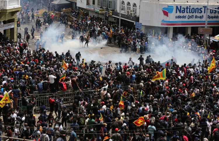Αστυνομικοί κάνουν χρήση δακρυγόνων προκειμένου να διαλύσουν το πλήθος κοντά στο προεδρικό μέγαρο στο Κολόμπο (φωτ.: EPA / Chamila Karunarathne)