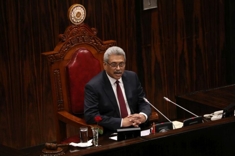 Ο πρόεδρος της Σρι Λάνκα, Γκοταμπάγια Ρατζαπάκσα, στο κοινοβούλιο (φωτ. αρχείου: EPA / Chamila Karunarathne)