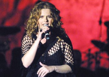 Η Ελένη Τσαλιγοπούλου σε συναυλία που συμμετείχε το 2004, στο Δήμο Βύρωνα (φωτ. αρχείου: EUROKINISSI / Βάϊος Χασιαλής)
