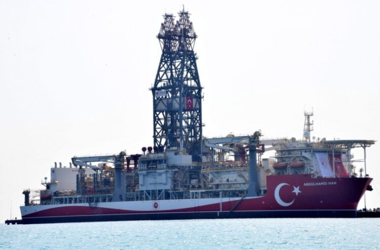Το πλωτο γεωτρύπανο «Abdulhamid Han» της Τουρκίας, στο λιμάνι της Μερσίνας (φωτ.: EPA/STR)