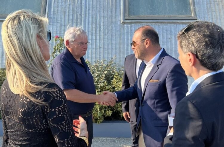 Στιγμιότυπο από την επίσκεψη του Μπομπ Μενέντεζ στην Αλεξανδρούπολη (φωτ.: twitter.com/chatzimichail_k)