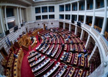 Συνεδρίαση της ολομέλειας της Βουλής για την πρόταση του ΠΑΣΟΚ-ΚΙΝΑΛ να συσταθεί εξεταστική επιτροπή για τις παρακολουθήσεις (Φωτ.: Eurokinissi/Γιώργος Κονταρίνης)