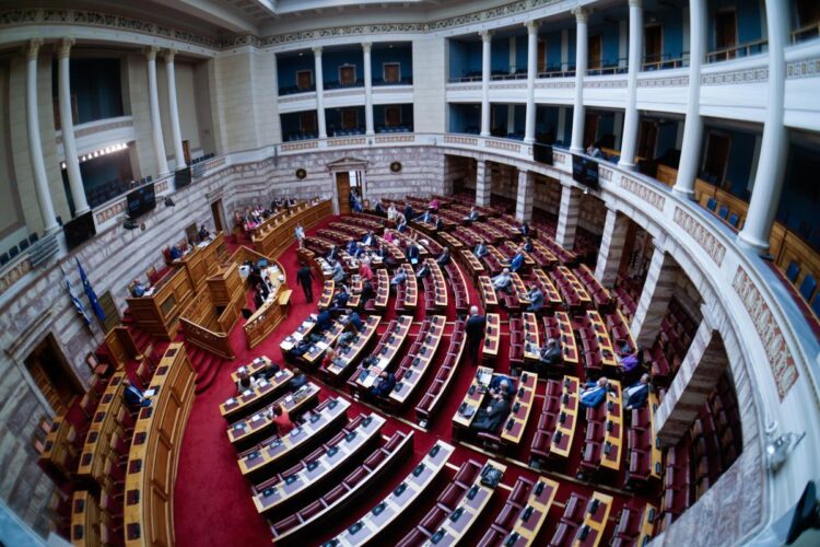 Συνεδρίαση της ολομέλειας της Βουλής για την πρόταση του ΠΑΣΟΚ-ΚΙΝΑΛ να συσταθεί εξεταστική επιτροπή για τις παρακολουθήσεις (Φωτ.: Eurokinissi/Γιώργος Κονταρίνης)