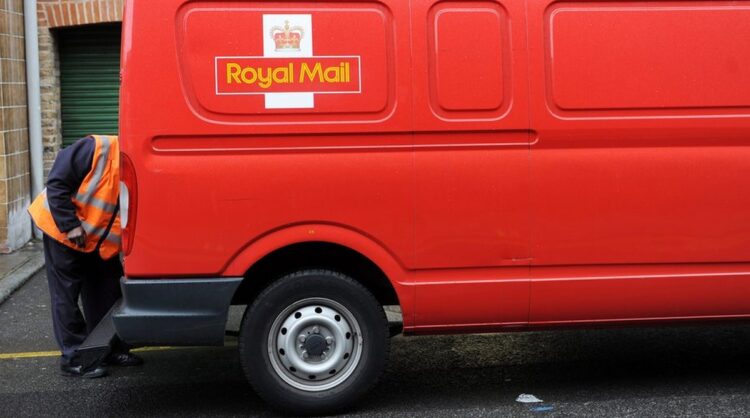 Εργαζόμενος στην Royal Mail κάνει παραδόσεις στο Βόρειο Λονδίνο (Φωτ. αρχείου: EPA/Andy Rain)