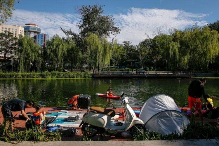 Κινέζοι κατασκηνώνουν κατά μήκος ποταμιών και λιμνών για να αντιμετωπίσουν την αφόρητη ζέστη. Ωστόσο στην Κίνα υπάρχουν ποτάμια και λίμνες που έχουν στερέψει (φωτ.: EPA/MARK R. CRISTINO)