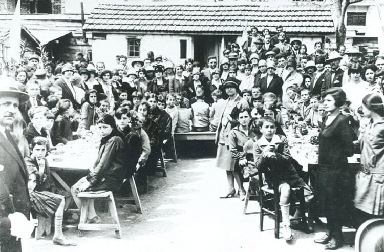 Συσσίτια στη Θεσσαλονίκη, μετά το 1922 (φωτ.: Ιστορικό Αρχείο Προσφυγικού Ελληνισμού Καλαμαριάς)