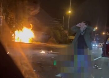 Ο Ντούγκιν κρατάει το κεφάλι του βλέποντας το αυτοκίνητο με επιβάτιδα την κόρη του να καίγεται (Πηγή φωτ.: twitter.com/Conflicts/status)