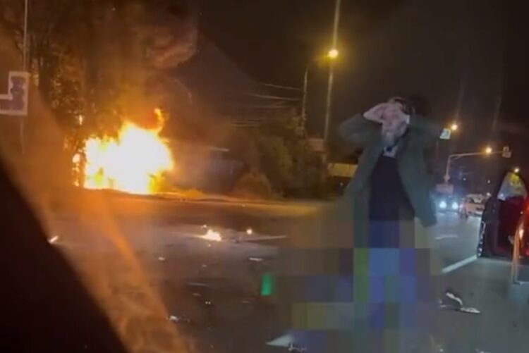 Ο Ντούγκιν κρατάει το κεφάλι του βλέποντας το αυτοκίνητο με επιβάτιδα την κόρη του να καίγεται (Πηγή φωτ.: twitter.com/Conflicts/status)