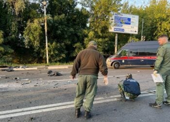 Ρώσοι ερευνητές συλλέγουν στοιχεία από το σημείο που έγινε η έκρηξη στο αυτοκίνητο της Ντάρια Ντούγκινα με αποτέλεσμα να χάσει τη ζωή της (Φωτ.: EPA/Russian Investigative Committee)