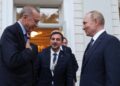 Ο Πούτιν αποχαιρετά τον Ερντογάν μετά τη συνάντησή τους στο Σότσι, για την οποία δεν έδωσαν κοινή συνέντευξη Τύπου (φωτ.: EPA/VYACHESLAV PROKOFYEV / SPUTNIK / KREMLIN POOL)