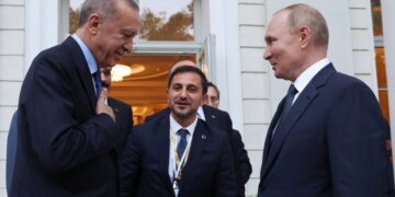 Ο Πούτιν αποχαιρετά τον Ερντογάν μετά τη συνάντησή τους στο Σότσι, για την οποία δεν έδωσαν κοινή συνέντευξη Τύπου (φωτ.: EPA/VYACHESLAV PROKOFYEV / SPUTNIK / KREMLIN POOL)