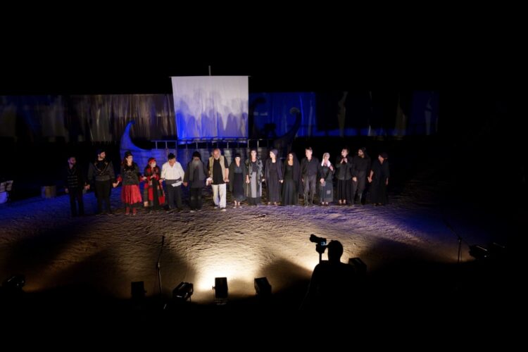 Οι συντελεστές της θεατρικής παράστασης «Πόντος τα δακρυσμένα κύματα της μνήμης»  στο Δίον (Φωτ.: Ένωση Ποντίων Πιερίας)