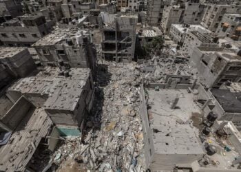Κατεστραμμένα σπίτια από ισραηλινές επιθέσεις στην πόλη Ράφα στη Λωρίδα της Γάζας (Φωτ.: EPA/Mohammed Saber)