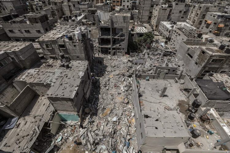 Κατεστραμμένα σπίτια από ισραηλινές επιθέσεις στην πόλη Ράφα στη Λωρίδα της Γάζας (Φωτ.: EPA/Mohammed Saber)
