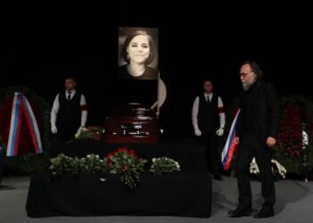 Ο Αλεξάντερ Ντούγκιν στην κηδεία της κόρης του Ντάρια (Φωτ.: EPA/Maxim Shipenkov)