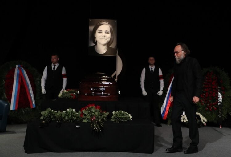 Ο Αλεξάντερ Ντούγκιν στην κηδεία της κόρης του Ντάρια (Φωτ.: EPA/Maxim Shipenkov)