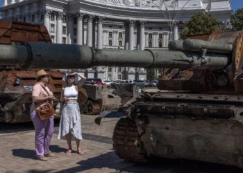 Κατεστραμμένα ρωσικά άρματα μάχης «εκτίθενται» στο Κίεβο (Φωτ.: EPA/Roman Pilipey)