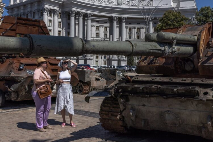Κατεστραμμένα ρωσικά άρματα μάχης «εκτίθενται» στο Κίεβο (Φωτ.: EPA/Roman Pilipey)