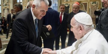 Ο Πάπας Φραγκίσκος με τον γγ της ΔΣΟ δρ Μάξιμο Χαρακόπουλο (φωτ.: maximos.gr)
