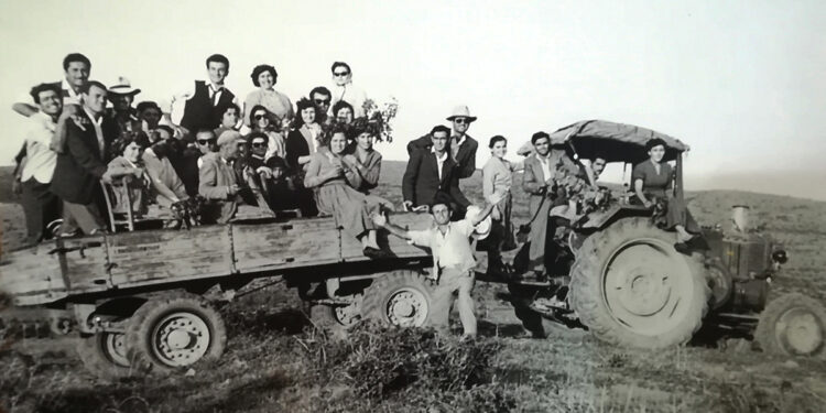 Κάτοικοι της Μεταμόρφωσης γιορτάζουν την Πρωτομαγιά, δεκαετία του ’60 (φωτ.: αρχείο Αλεξίας Ιωαννίδου)