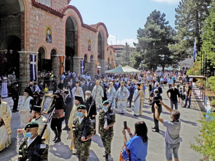 Στιγμιότυπο από τους εορτασμούς για την Κοίμηση της Θεοτόκου στην Τήνο (φωτ.: Eurokinissi/Γρ.Τύπου Υπ. Εθνικής Άμυνας)