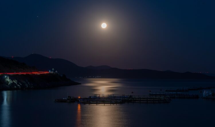 Το Φεγγάρι του Οξύρρυγχου ανατέλλει πάνω από την θάλασσα στο Αλιβέρι Ευβοίας(φωτ.: Αντώνιος Λάμπρου/EUROKINISSI)