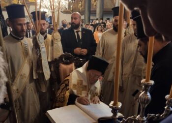Ο Οικουμενικός Πατριάρχης υπογράφει τη Συνοδική Πράξη της Αγιοκατάταξης του Οσίου Βησσαρίωνος του Αγαθωνίτου (φωτ.: Facebook/Ευθύμιος Καραΐσκος)