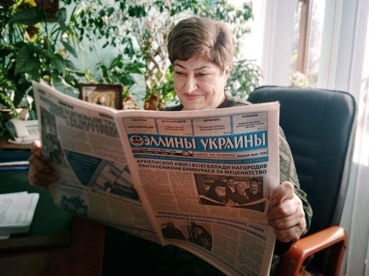 Η πρόεδρος της Ελληνικής Ομοσπονδίας Ουκρανίας Αλεξάνδρα Προτσένκο με το τεύχος της εφημερίδας πριν τον πόλεμο