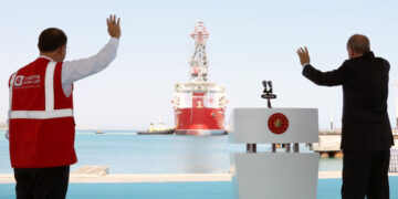 Ο πρόεδρος και ο υπουργός Ενέργειας της Τουρκίας… αποχαιρετούν το πλωτό γεωτρύπανο «Αμπντούλ Χαμίτ Χαν», το οποίο ξεκίνησε την πρώτη του έρευνα στην Ανατολική Μεσόγειο (φωτ.: Twitter / Fatih Dönmez)