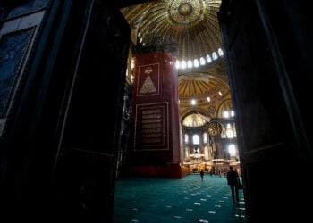 Το εσωτερικό της Αγια-Σοφιάς μετά τη μετατροπή της σε τέμενος (φωτ.: EUROKINISSI)