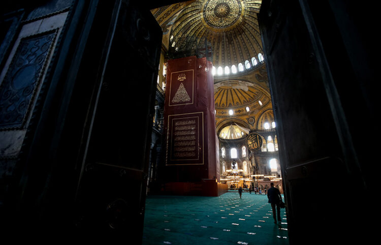 Το εσωτερικό της Αγια-Σοφιάς μετά τη μετατροπή της σε τέμενος (φωτ.: EUROKINISSI)