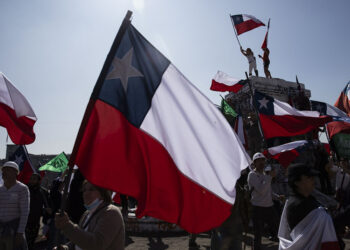 Συλλαλητήριο στην πρωτεύουσα της Χιλής κατά του νέου Συντάγματος (φωτ.: EPA / Alberto Valdes)