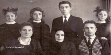 Ο Γεώργιος Κανακίδης με τους γονείς του, τη γιαγιά Δέσποινα και τα αδέλφια του, στο Ντζαμπούλ το 1968 (φωτ.: αρχείο της οικογένειας Κανακίδη)