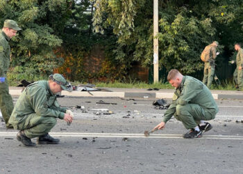 Ρώσοι ερευνητές εξετάζουν το σημείο όπου έγινε η έκρηξη του αυτοκινήτου με οδηγό την Ντάρια Ντούγκινα (φωτ.: Russian Investigative Committee)